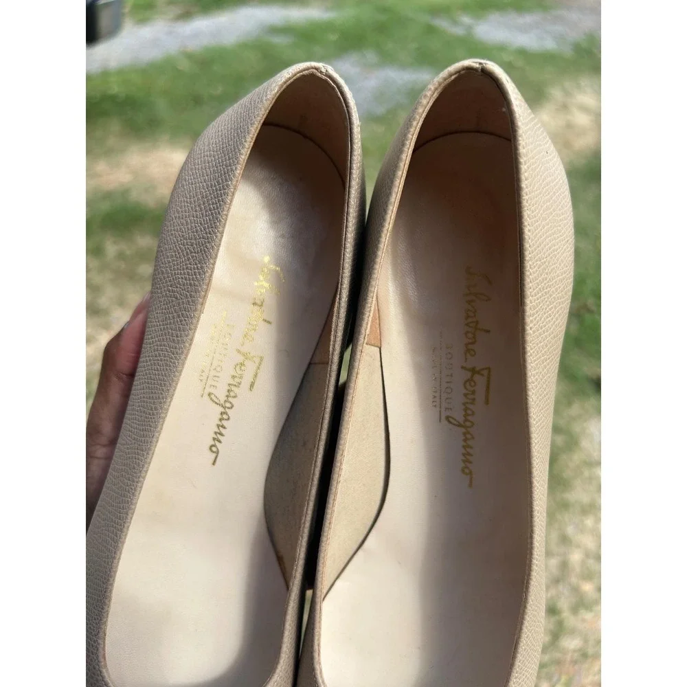 Salvatore Ferragamo Vara Pump Womens 8.5 AA Beige Pebbled Leather Bow Good